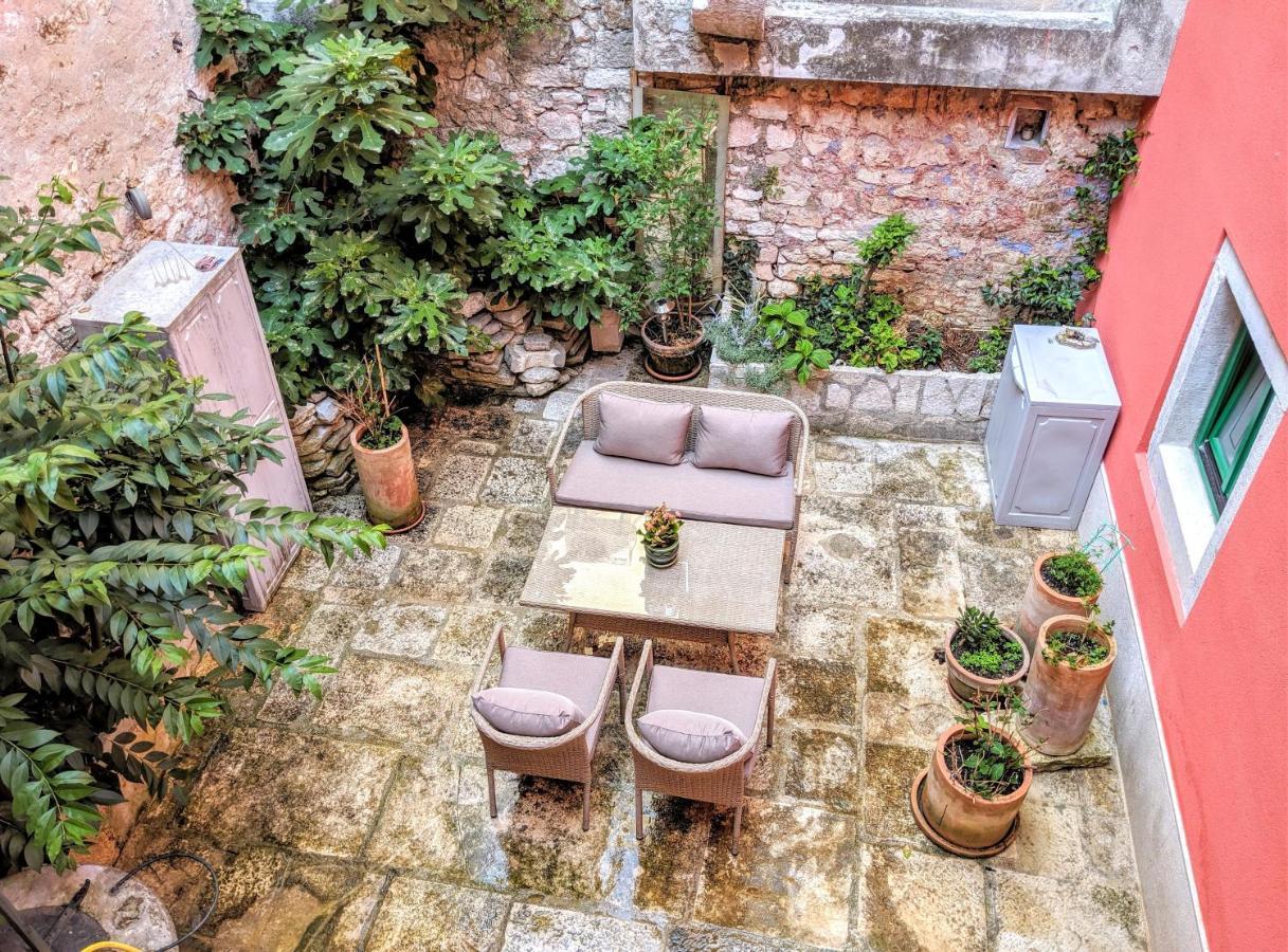 Private Courtyard Medieval Stone Home In Old Town ロヴィニ エクステリア 写真