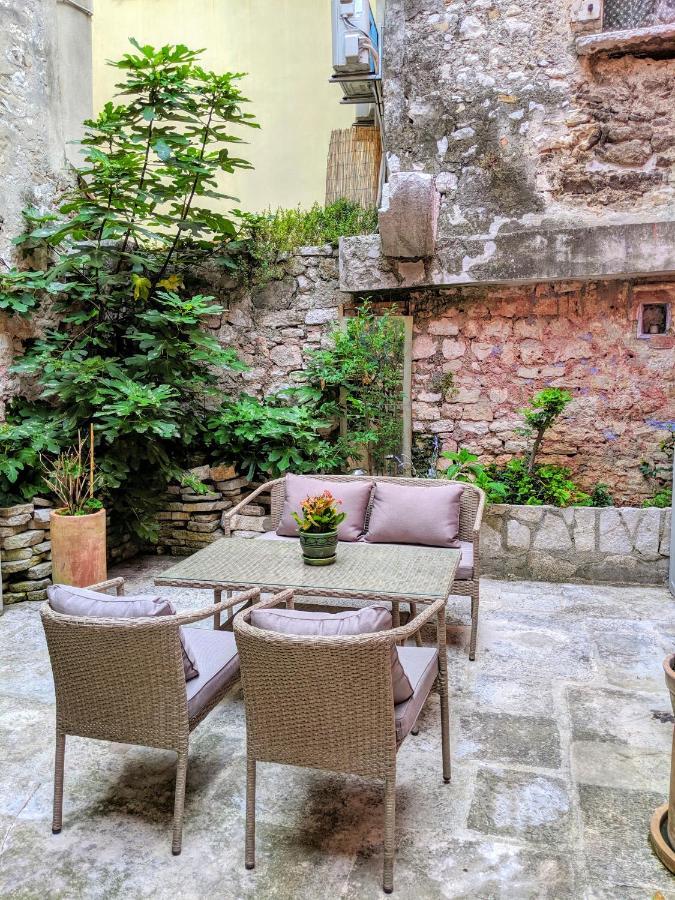 Private Courtyard Medieval Stone Home In Old Town ロヴィニ エクステリア 写真
