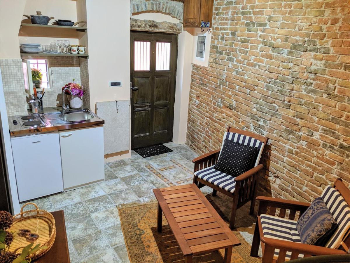 Private Courtyard Medieval Stone Home In Old Town ロヴィニ エクステリア 写真